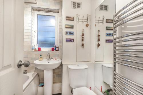 Central Chic 2 Bedroom London Flat - Tap to explore photos