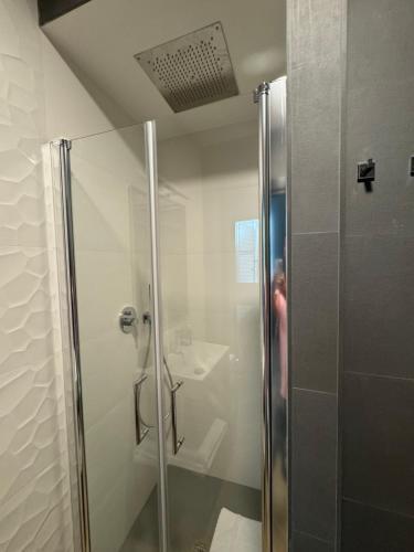 SKY LUXURY Rooms Nettuno - Tap to explore photos