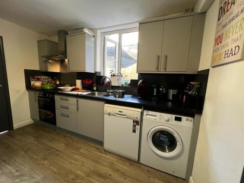 Lovely 2 bedroom holiday home with free parking - Tap to explore photos