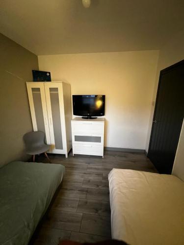 Lovely 2 bedroom holiday home with free parking - Tap to explore photos