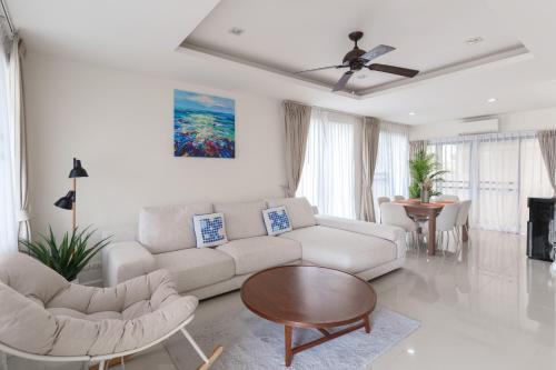 Welcoming 3bdr Townhouse Laguna Park - Tap to explore photos