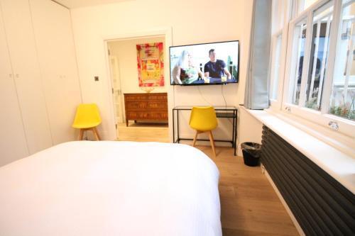 Stylish and Chic Flat 2bed 2bath in Notting Hill - Tap to explore photos