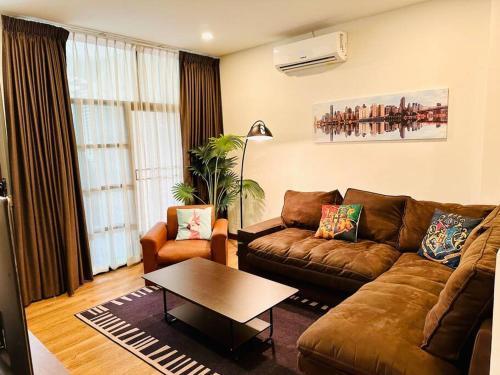 House 4 rooms 5beds, Thonglor BTS - Tap to explore photos