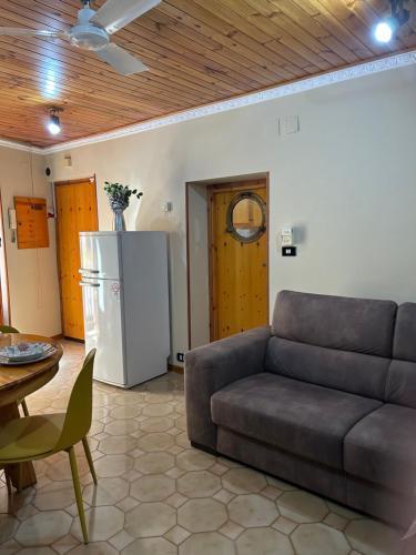 Casa Vacanze Romana 19 - Tap to explore photos