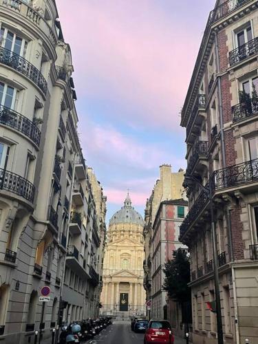 Spacious and convenient 2 BR flat in Paris centre