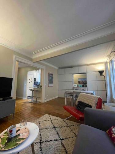 Spacious and convenient 2 BR flat in Paris centre - Tap to explore photos