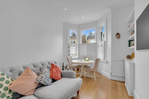 Modern and Cosy 2 bedroom Flat in Notting Hill - Tap to explore photos