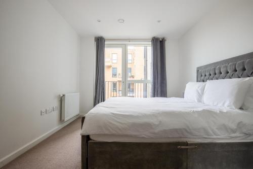 Londwell, Stylish Docklands Flat with Private Terrace - Tap to explore photos