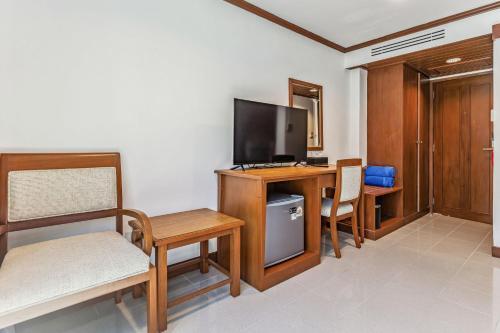 Rattana Karon Beach Hotel - Tap to explore photos