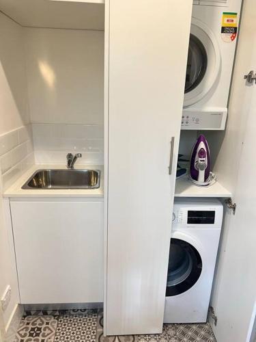 Sydney CBD Waterview Apartment 56A - Tap to explore photos