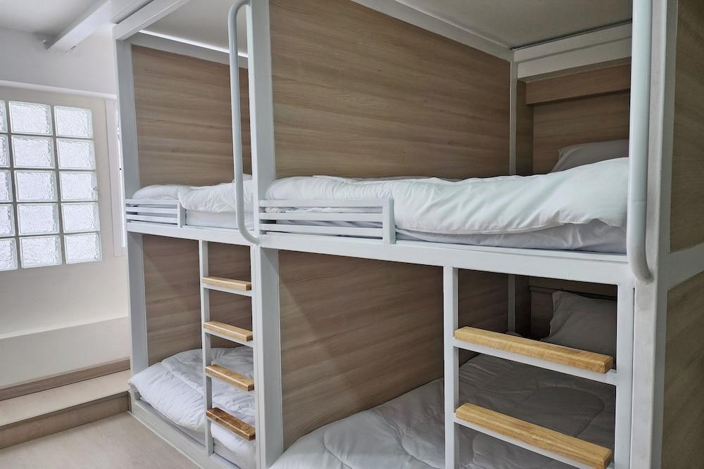 Reezq Hostel Room Type - Bed in Mixed Dorm Room