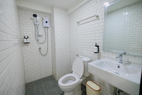 Reezq Hostel Room Type - Superior Double Room