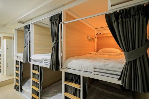 Reezq Hostel Room Type - Bunk Bed in Mixed Dormitory Room