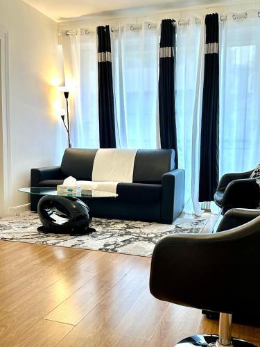 Champs elysees apartment 4 - Tap to explore photos