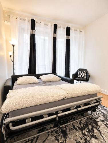 Champs elysees apartment 4 - Tap to explore photos