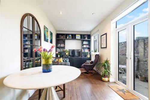 Bright & Stylish Flat w Patio - Tap to explore photos