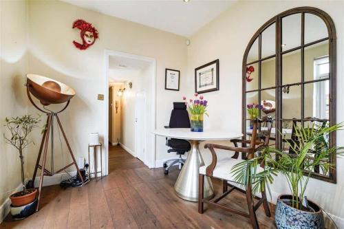 Bright & Stylish Flat w Patio - Tap to explore photos