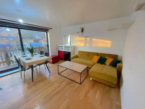 Ground Floor Flat On Bath Road! - Tap to explore photos