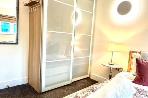 Stunning 2 Bed Ensuite Apart - Tap to explore photos
