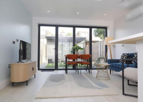 Stylish London Flat with Garden, Close to City - Tap to explore photos