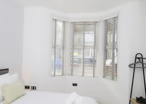 Stylish London Flat with Garden, Close to City - Tap to explore photos