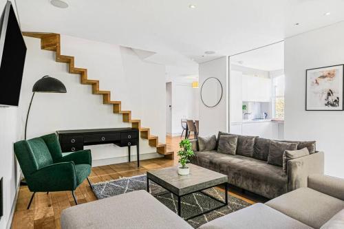 Chelsea Penthouse - Roof Terrace & Central AC - Tap to explore photos