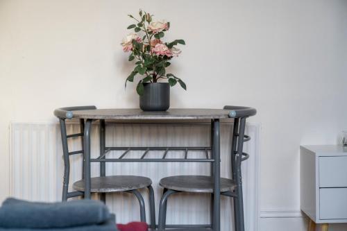 Cozy & comfy Woodgreen station apartment sleeps 6 - Tap to explore photos