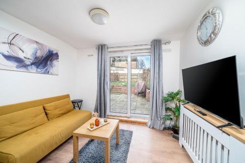 Cozy & comfy Woodgreen station apartment sleeps 6 - Tap to explore photos