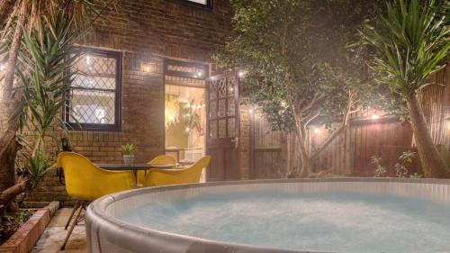 London Fulham - hot tub, parking, games & cinema room - Tap to explore photos