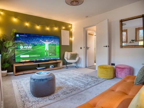 London Fulham - hot tub, parking, games & cinema room - Tap to explore photos