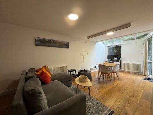 Contemporary Flat w Private Patio London Fields - Tap to explore photos