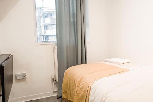 Spacious 3 Bedroom Flat - Tap to explore photos