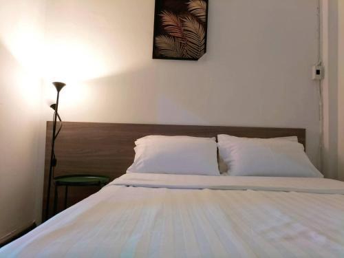 ONEWAY Guest House BKK - Tap to explore photos