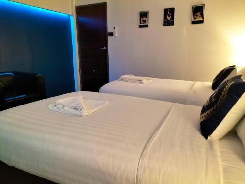 ONEWAY Guest House BKK - Tap to explore photos