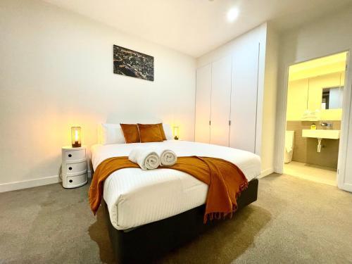 Readyset Apartments Melbourne Room Type - Three-Bedroom Apartment with Balcony Readyset Apartments Melbourne Room Type - Three-Bedroom Apartment with Balcony
