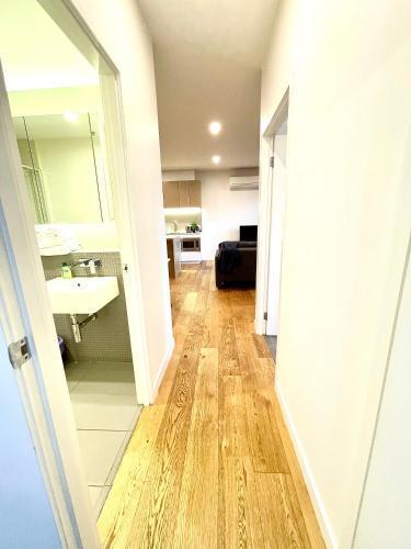 Readyset Apartments Melbourne Room Type - Three-Bedroom Apartment with Balcony
