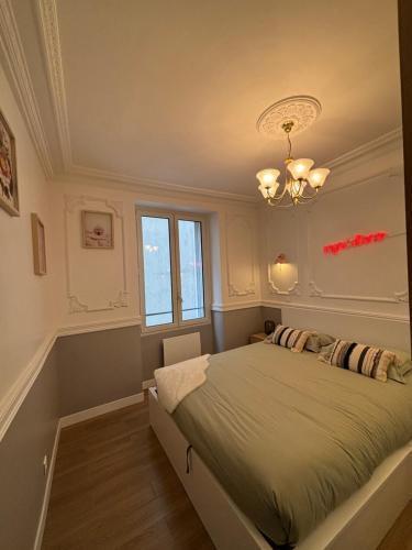 Superbe appartement Paris 3ème - Tap to explore photos