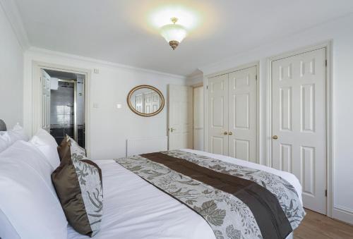 Two bed Two bath Kensington Apartment - Tap to explore photos