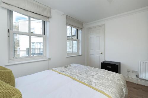 Two bed Two bath Kensington Apartment - Tap to explore photos