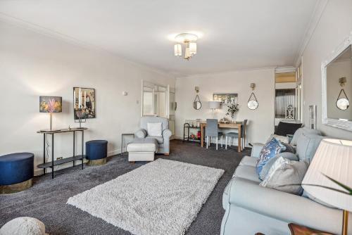 2-Bed spacious London Flat - Tap to explore photos