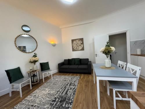 St Johns 2Bedroom Apartment - Tap to explore photos