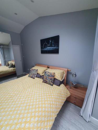 Lovely double room with en-suite bathroom - Tap to explore photos