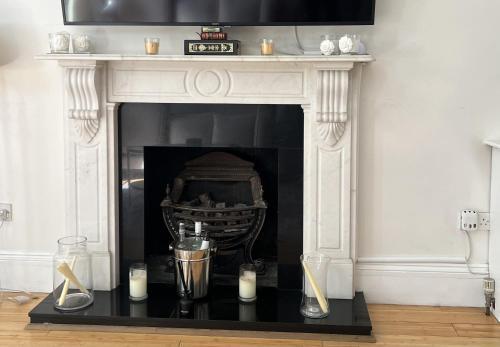 Warm & Welcoming London Escape with Home Touches - Tap to explore photos