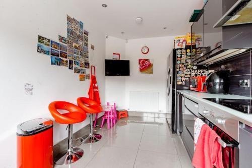Lovely Comfy Double Bedroom with secure parking - Tap to explore photos