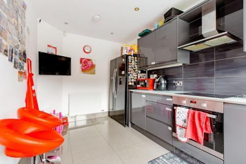 Lovely Comfy Double Bedroom with secure parking - Tap to explore photos