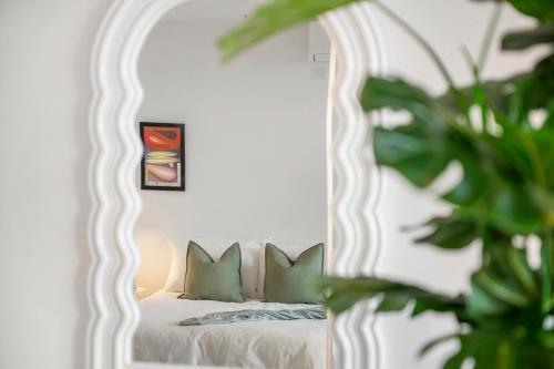 Art Deco Retreat - Hot Tub|Parking - Tap to explore photos