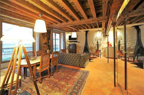 Beautiful apartment in historical Marais - Tap to explore photos