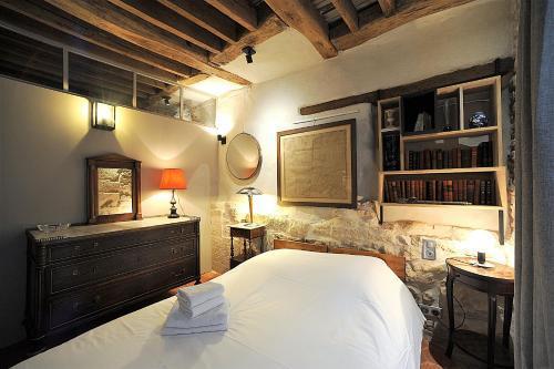 Beautiful apartment in historical Marais - Tap to explore photos