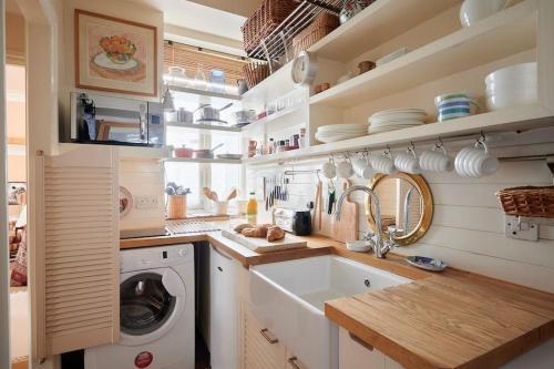 A PERFECT TREASURE OF a HOME IN KNIGHTSBRIDGE - Tap to explore photos