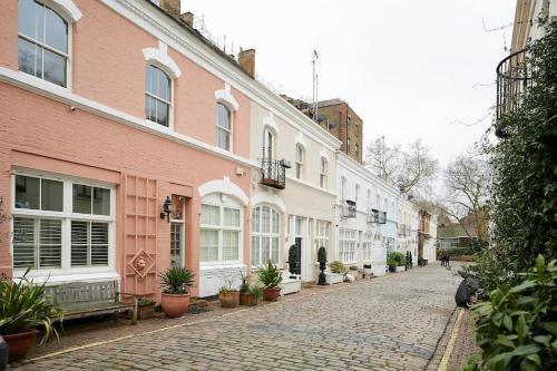 A PERFECT TREASURE OF a HOME IN KNIGHTSBRIDGE - Tap to explore photos